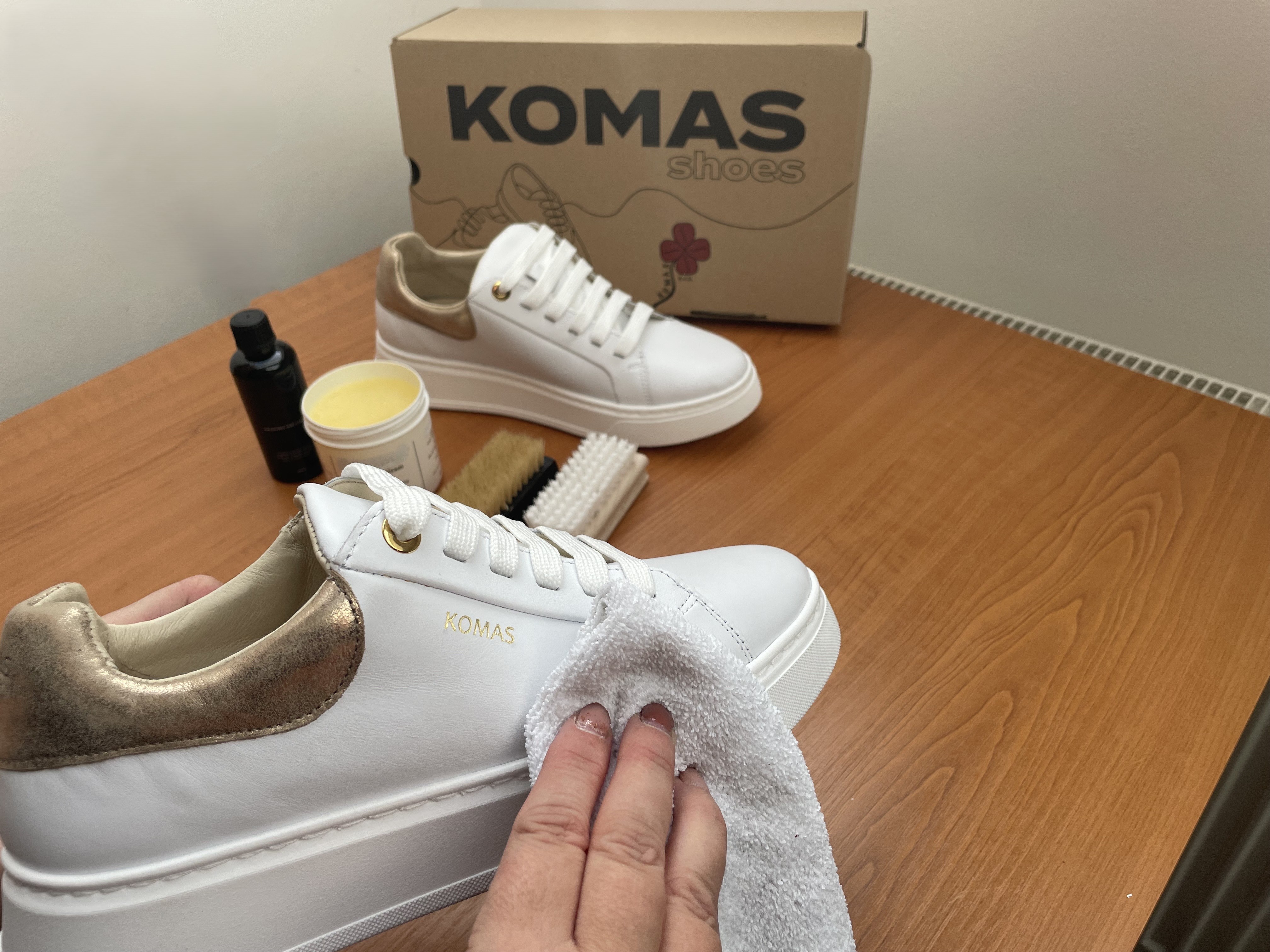 Utieranie kožených tenisiek KOMAS mäkkou handričkou po čistení a balzame